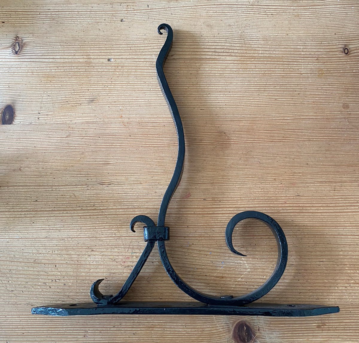 theboundarywood's tweet photo. Excited to share the latest addition to my #etsy shop: Forged and rivetted hanging bracket https://t.co/QnyrNXJTYD #black #patiooutdoor #metal #hangingbracket #birdfeeder #lanternholder #wallbracket #basketbracket #garden https://t.co/4nDKzs978C