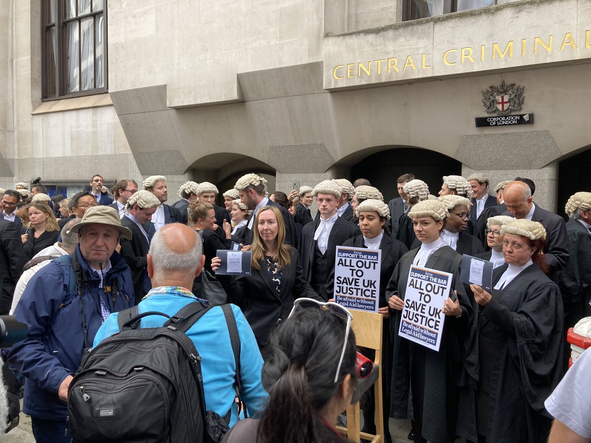 @TheCriminalBar colleagues outside the Old Bailey to highlight that  #LegalAid is broken and that the Government needs to fund criminal justice properly. #SaveUKJustice