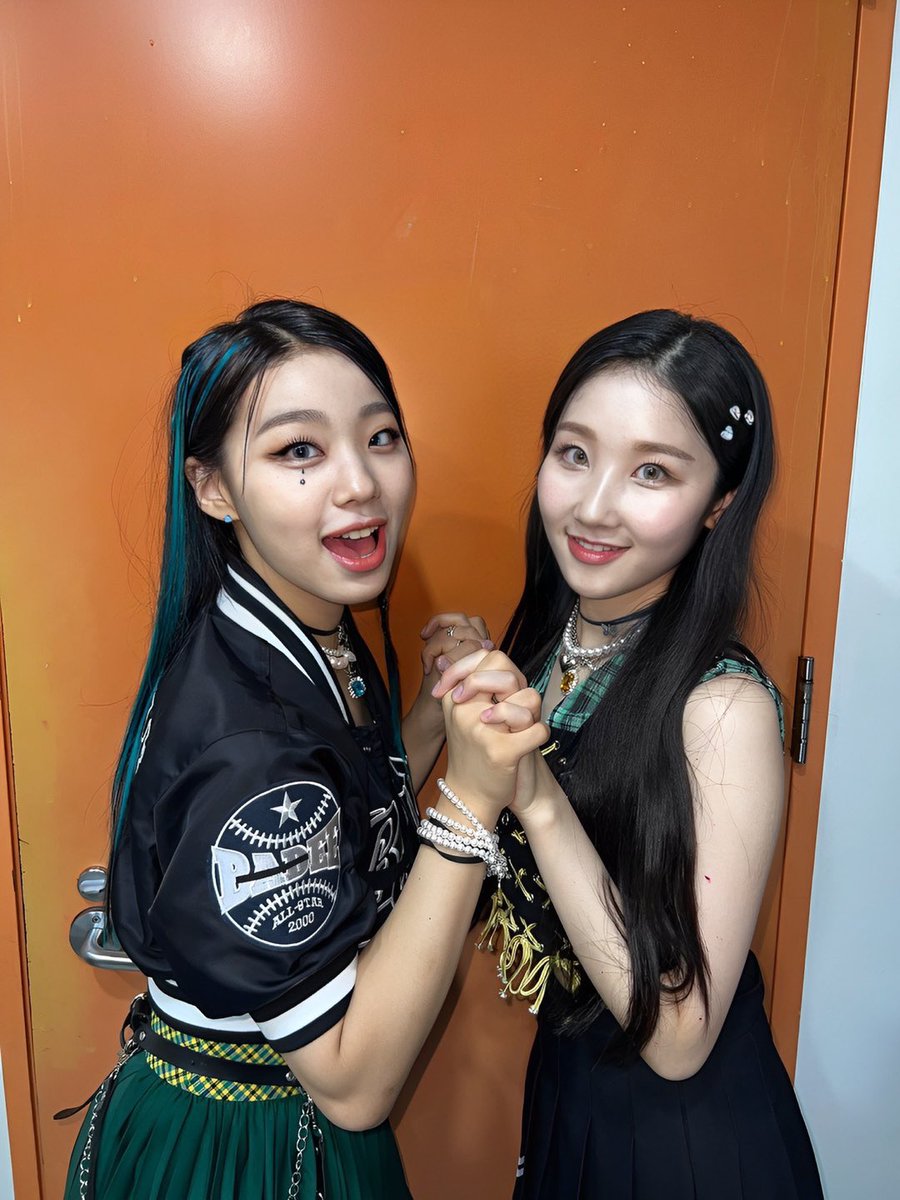 haeunpics_'s tweet photo. 220629 twitter update 

haeun and shana!
#HAEUN #하은 #LAPILLUS #라필루스 https://t.co/xaYa2hYgSB