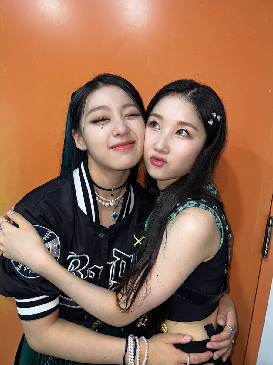 haeunpics_'s tweet photo. 220629 twitter update 

haeun and shana!
#HAEUN #하은 #LAPILLUS #라필루스 https://t.co/xaYa2hYgSB