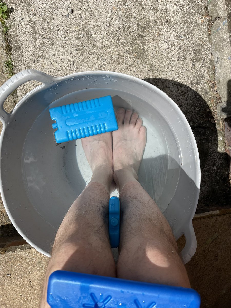 When the shin splints creep on but there’s no time for a midday ice bath @runningpunks - today’s run sponsored by @AlienAntFarm_