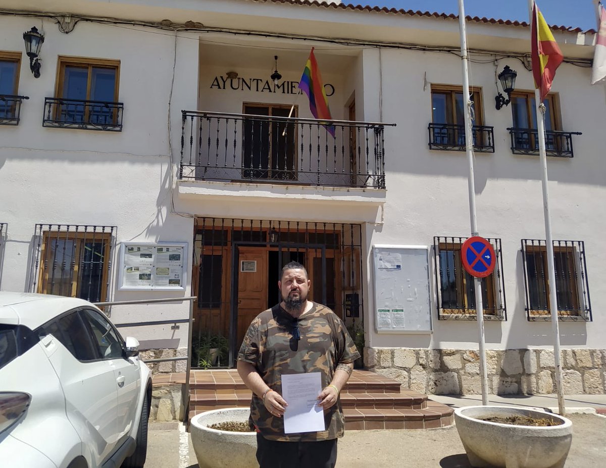 🟢 Nuestro coordinador en Pioz presenta un escrito en el consistorio pidiendo la retirada de la bandera no oficial colocada en un mástil

⚖️ Incumple la doctrina del TC que impide izar banderas no oficiales en instituciones públicas 

Solo la 🇪🇸 nos representa a todos
