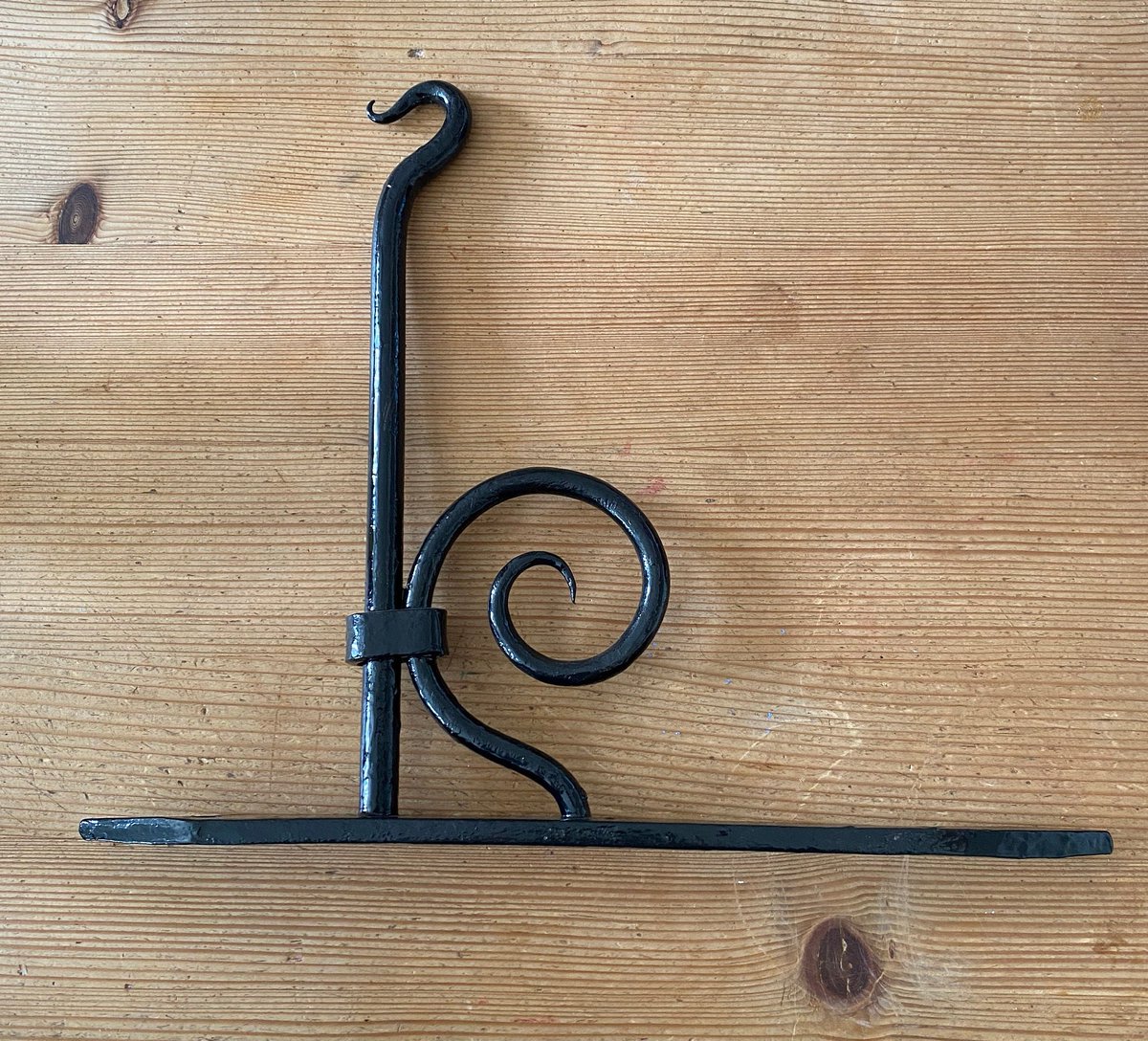 theboundarywood's tweet photo. Excited to share the latest addition to my #etsy shop: Forged Hanging Bracket https://t.co/lkTKFO3VIb #black #patiooutdoor #metal #hangingbracket #birdfeeder #lanternholder #wallbracket #basketbracket #garden https://t.co/MTFHTd1Ris