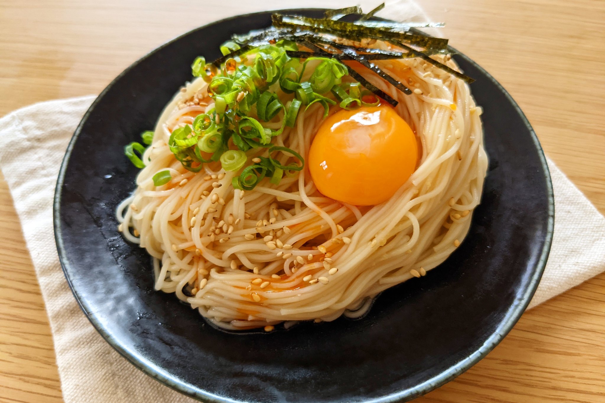 ハマごはん お手軽レシピ 暑い時期に絶対に食べたい油そうめん そうめんを茹でて冷水で冷やして水気を切る めんつゆ ごま油 にんにく しょうがを混ぜる そうめんに をかけて卵黄 ネギ 白ごま 海苔を盛りつけてラー油をかけたら完成 ハマごはん お手軽レシピ 暑い時期に絶対に食べたい油そうめん そうめんを茹でて冷水で冷やして水気を切る めんつゆ ごま油 にんにく しょうがを混ぜる そうめんに をかけて卵黄 ネギ 白ごま 海苔を盛りつけてラー油をかけたら完成
