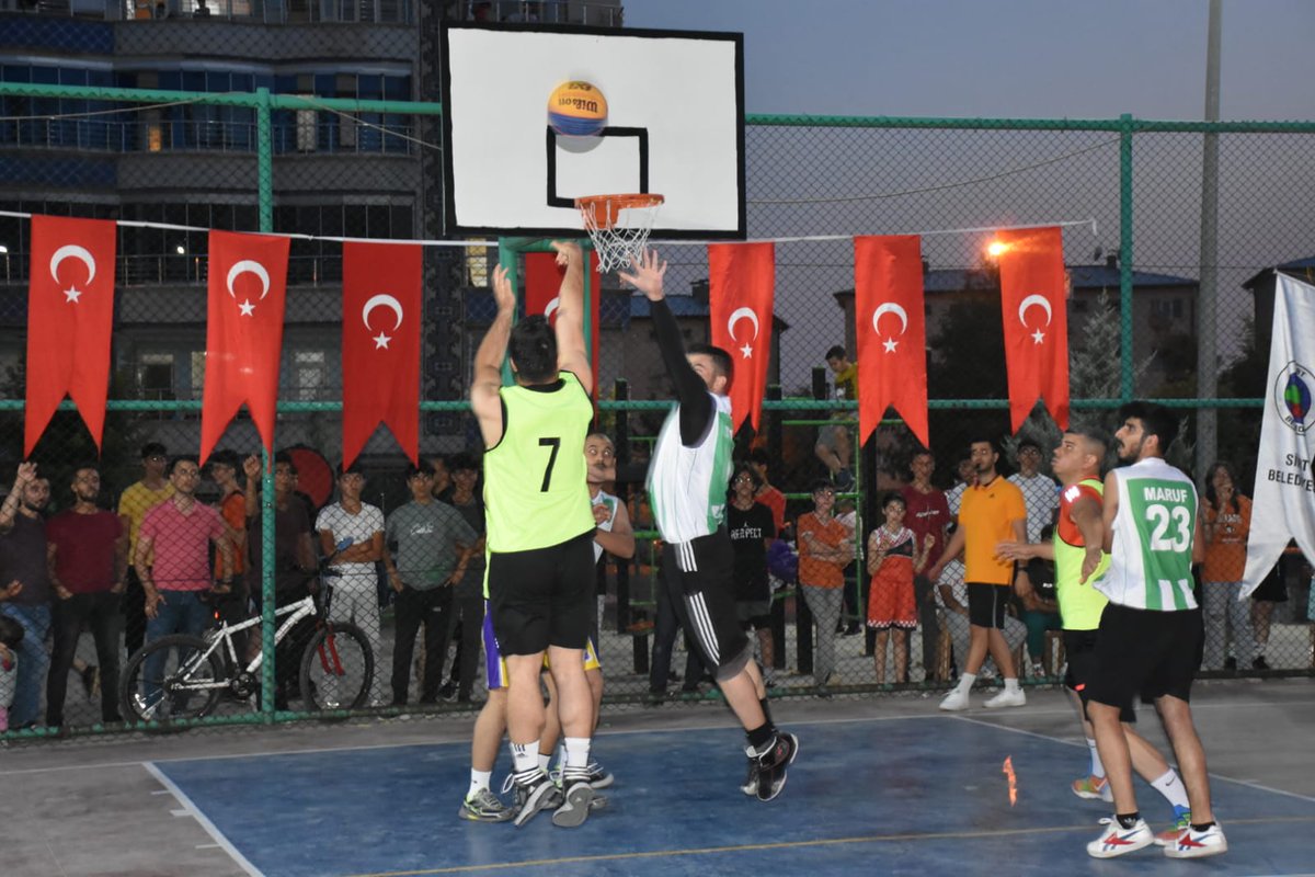 Siirt Belediyesinin Düzenlediği Sokak Basketbolu Coşkulu Başladı
Siirt Belediyesi Spor İşleri Müdürlüğü tarafından organize edilen "Sokak Basketbolu" turnuvası 4 kategoride 30 takımın katılımıyla başladı.
<a href="/SiirtBel/">Siirt Belediyesi</a>