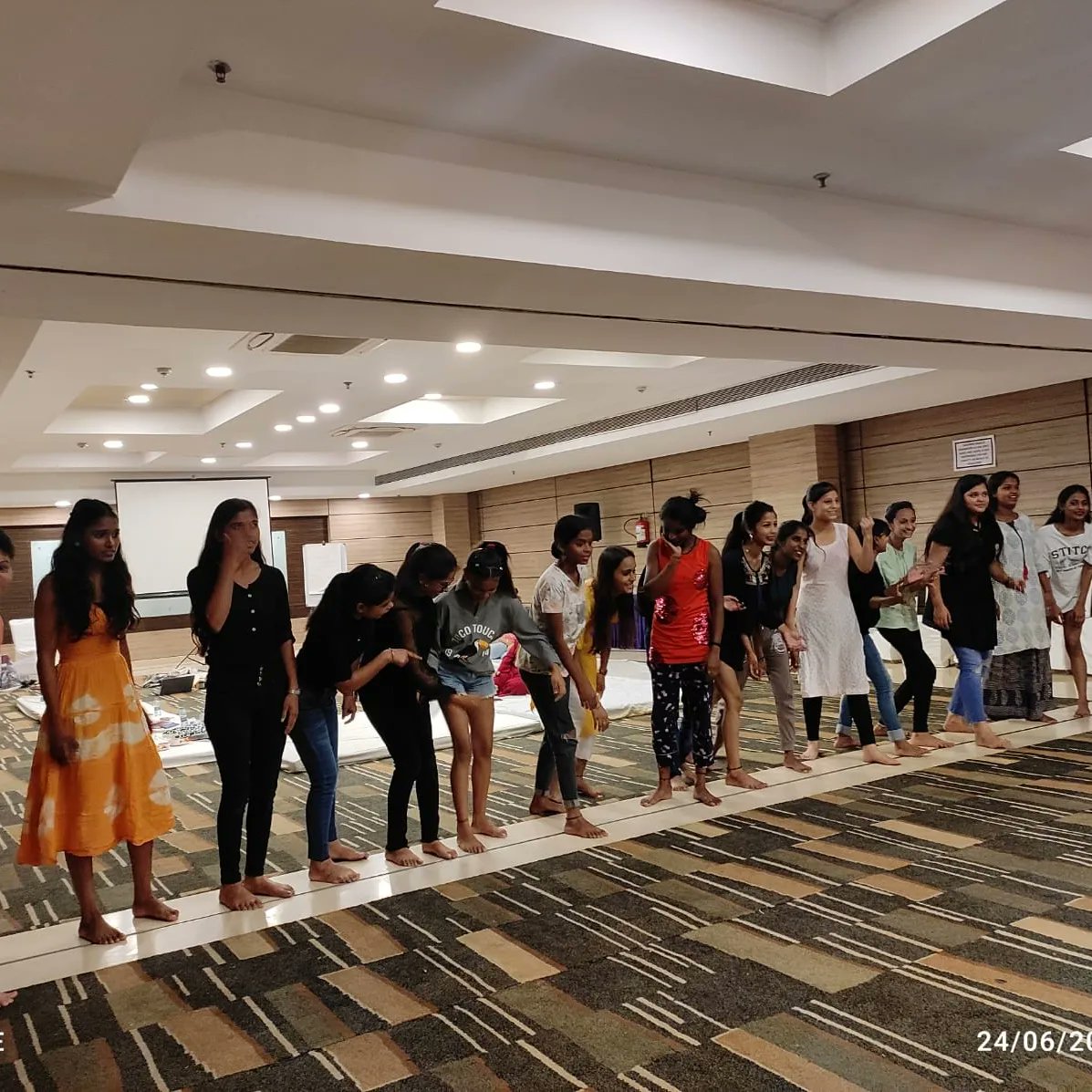 Iyrcngo's tweet photo. किशोरियों को 5 दिनों की आवासीय प्रशिक्षण (Residential Training ) जिसमें Mobile Film Making के बारे में प्रशिक्षण दिया , आख़िरी दिन सभी किशोरियों ने अपनी - अपनी एक फिल्म बनाई और उन्हें सभी के सामने प्रस्तुत किया ,#iyrc #iyrc2022 #iyrcngo #filmmaking #workshop #ypfoundation https://t.co/FRwOURMrAx