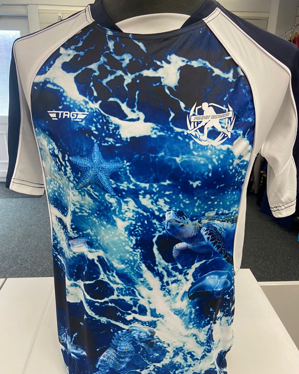 TAGSportswear's tweet photo. It's not often we get to produce a kit with an under the sea theme ๐ ๐ข
This will definitely ensure that the hockey team at @portsmouthuni 'stand out from the crowd' at their upcoming tour.
If you want something truly bespoke then DM us.
#bebespoke #hockey #tourkit https://t.co/tonkORJUL9