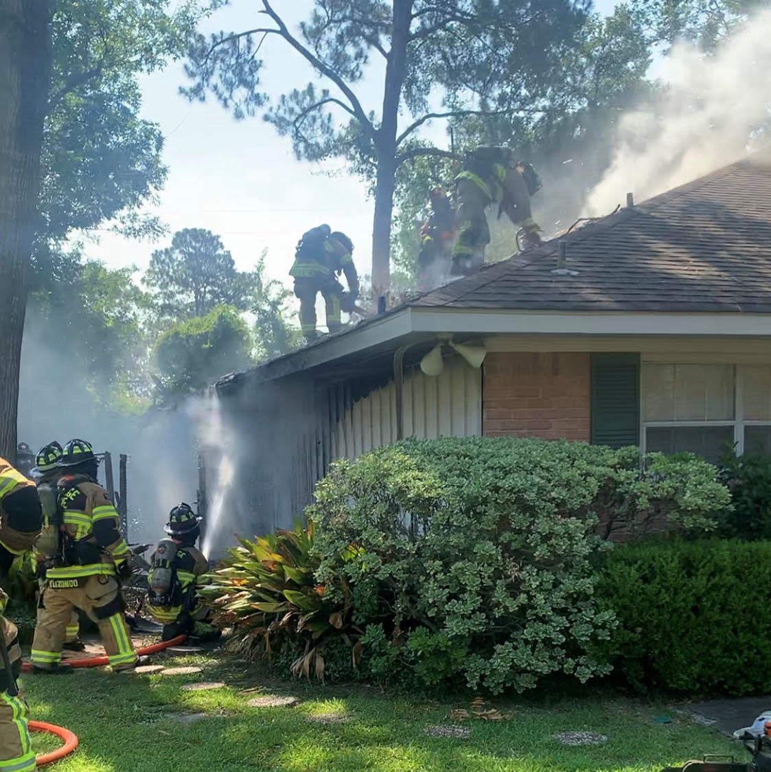 VillageFD's tweet photo. B Shift quickly extinguished a house fire yesterday morning in Piney Point Village.

#firefighter #thankyoufirstresponders https://t.co/iH7N6MtnhE