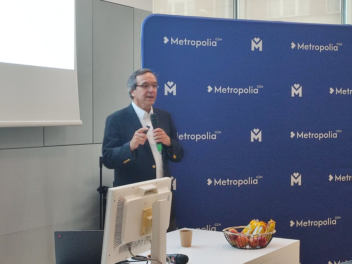metropoliagzm's tweet photo. Spotkania #Metrolab.@Penalosa_G: Kto produkuje, sprzedaje, kupuje samochody? Sektor prywatny, więc...dlaczego sektor publiczny wszędzie ma budować nowe parkingi? To tak jakbym kupił sobie lodówkę i oczekiwał, że dostanę od miasta mieszkanie, żeby miał gdzie ją postawić @WUF11cotf https://t.co/90p738KSHp