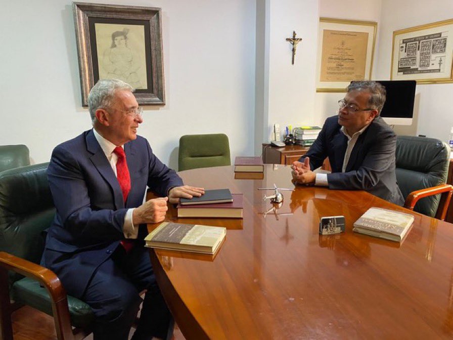 Berraco Petro, para qué...

Ante este gesto (y otros semejantes) hay que quitarse el sombrero ante sus primeros días como presidente electo.