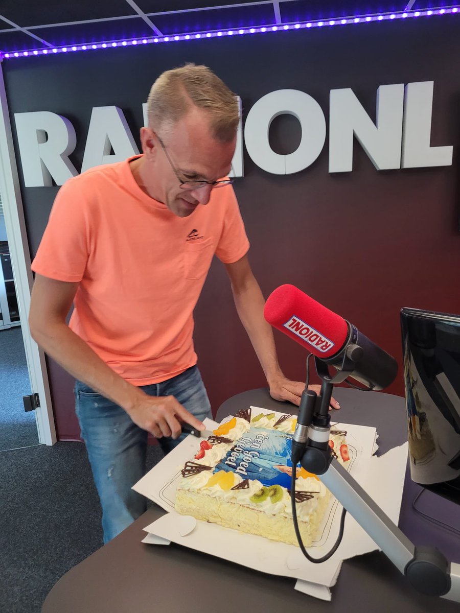 taekewouda's tweet photo. Het is altijd feest met @MarcodHollander in de studio van RADIONL. Hij had een overheerlijke taart 🍰 meegenomen ter promotie en het vieren van de nieuwe single “Een goed gevoel” Het uur vloog voorbij! https://t.co/8MynHe0wu6