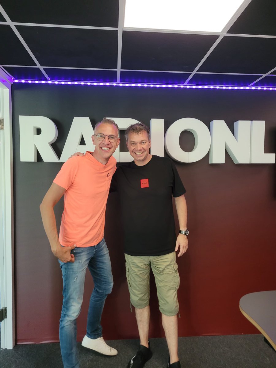 taekewouda's tweet photo. Het is altijd feest met @MarcodHollander in de studio van RADIONL. Hij had een overheerlijke taart 🍰 meegenomen ter promotie en het vieren van de nieuwe single “Een goed gevoel” Het uur vloog voorbij! https://t.co/8MynHe0wu6