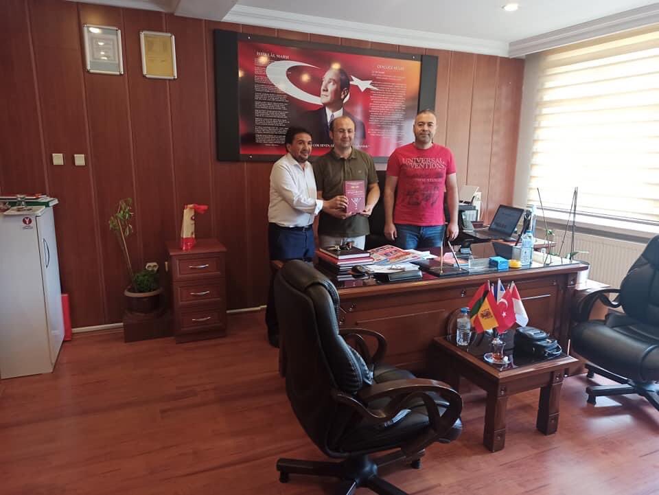 FEN LİSESİ OLAN OKULUMUZUN TANITIMI❗️❗️
Fen Lisesi ve Sosyal Bilimler Lisesi olan okulumuzu tanıtmak adına bugünkü durağımız Kudret Demir Ortaokuluydu. Okuldaki görevine yeni başlayan Okul Müdürü Fatih AKIN’a Hayırlı olsun dedik, okulumuzu projelerimizi anlattık.