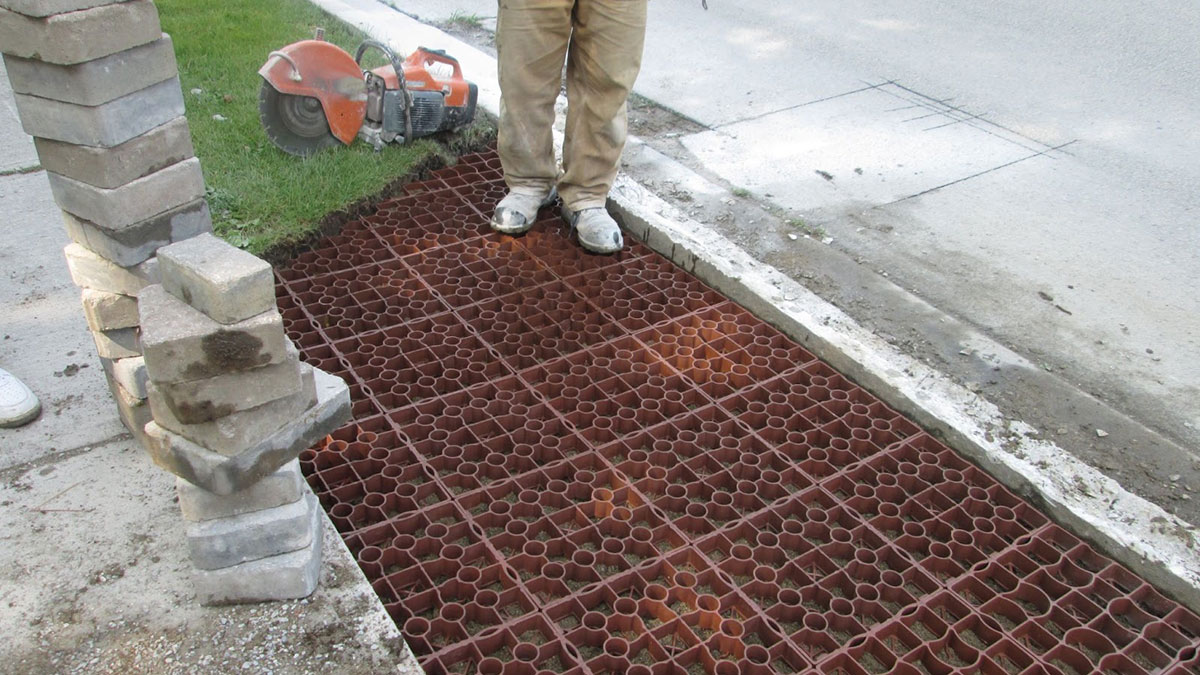 #Ecoraster #PermeablePavers have benefits year round especially when the weather starts to get warmer. Head over to our blog for a a list of reasons why they’re beneficial in the summer months ☀️

lidpermeablepaving.ca/benefits-of-pe…
