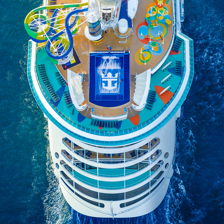 CrucerosPlus's tweet photo. Parece imposible pensar que todas estas actividades se pueden realizar en la embarcación Independence of the Seas. 

Toda la familia puede tener diversión con #royalcaribbean ♥️ 👏 

#toboganes #cruceros #traveling https://t.co/zHVvMj1Tqs