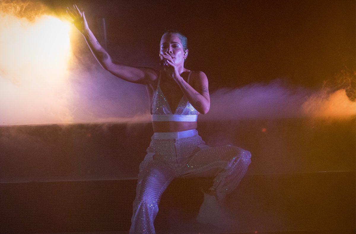 thrwbackhalsey's tweet photo. June 29 2018, @halsey performed at @Summerfest in Milwaukee. https://t.co/zXAYwfEImT