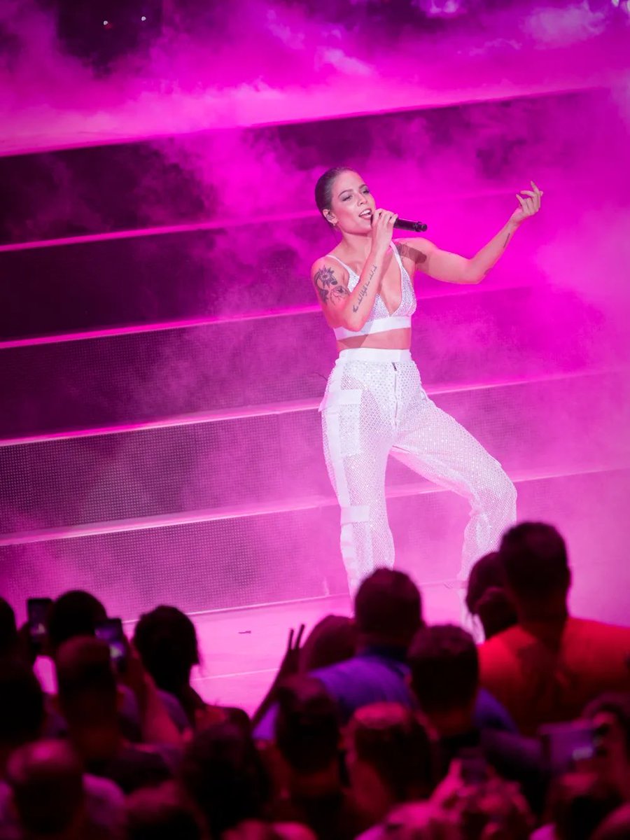 thrwbackhalsey's tweet photo. June 29 2018, @halsey performed at @Summerfest in Milwaukee. https://t.co/zXAYwfEImT