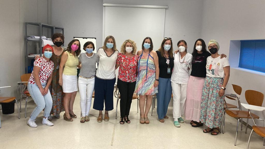 HUniv_Poniente's tweet photo. Os presentamos al grupo de mujeres que forman el taller de @escpacientes de #cancerDeMama que hoy compartimos en #HUnivPoniente. Un aprendizaje para profesionales y pacientes desde la experiencia #SomosPoniente. Gracias por estar con nosotr@s! @EASPsalud @HumanizAndal @saludand https://t.co/mvK5ris1KD