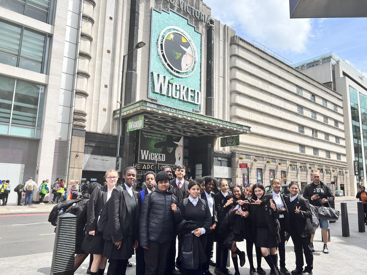 What started as potentially the worse day of school ended as the best day of school this year! Thanks to @MousetrapTP for the opportunity to see @WickedUK and @MissTKimbugwe for saving the day! Well done @LanfrancAcademy Y8s 🎶 🎭 #musictrip #musicaltheatre