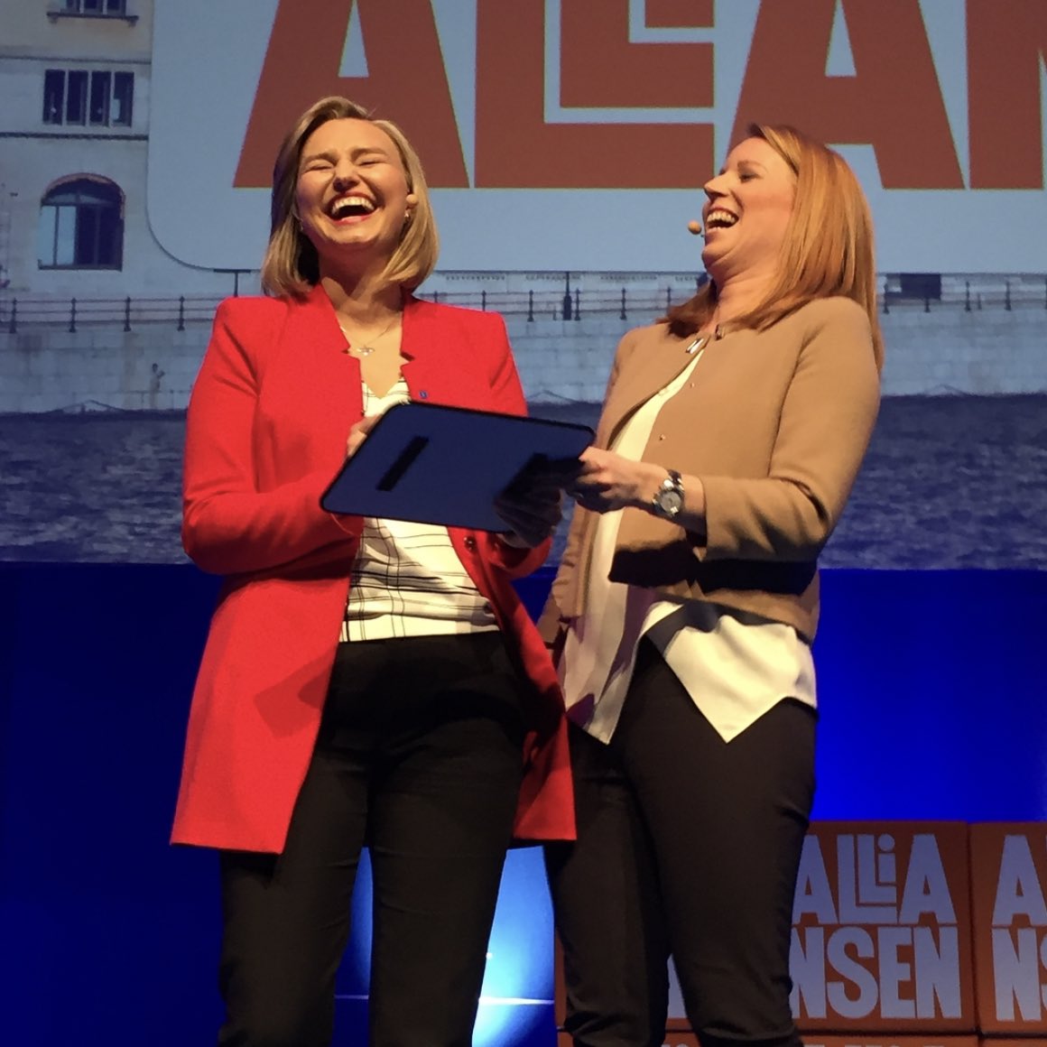 2011-2014 satt Annie Lööf i regering med KD

2018 var hon på KD-dagarna i Jönköping

2022 så raljerar hon om att KD är abortmotståndare

Finns få människor som är så ryggradslösa som Annie Lööf. Du vet att vi står bakom svensk abortlagstiftning. Sluta spela teater.