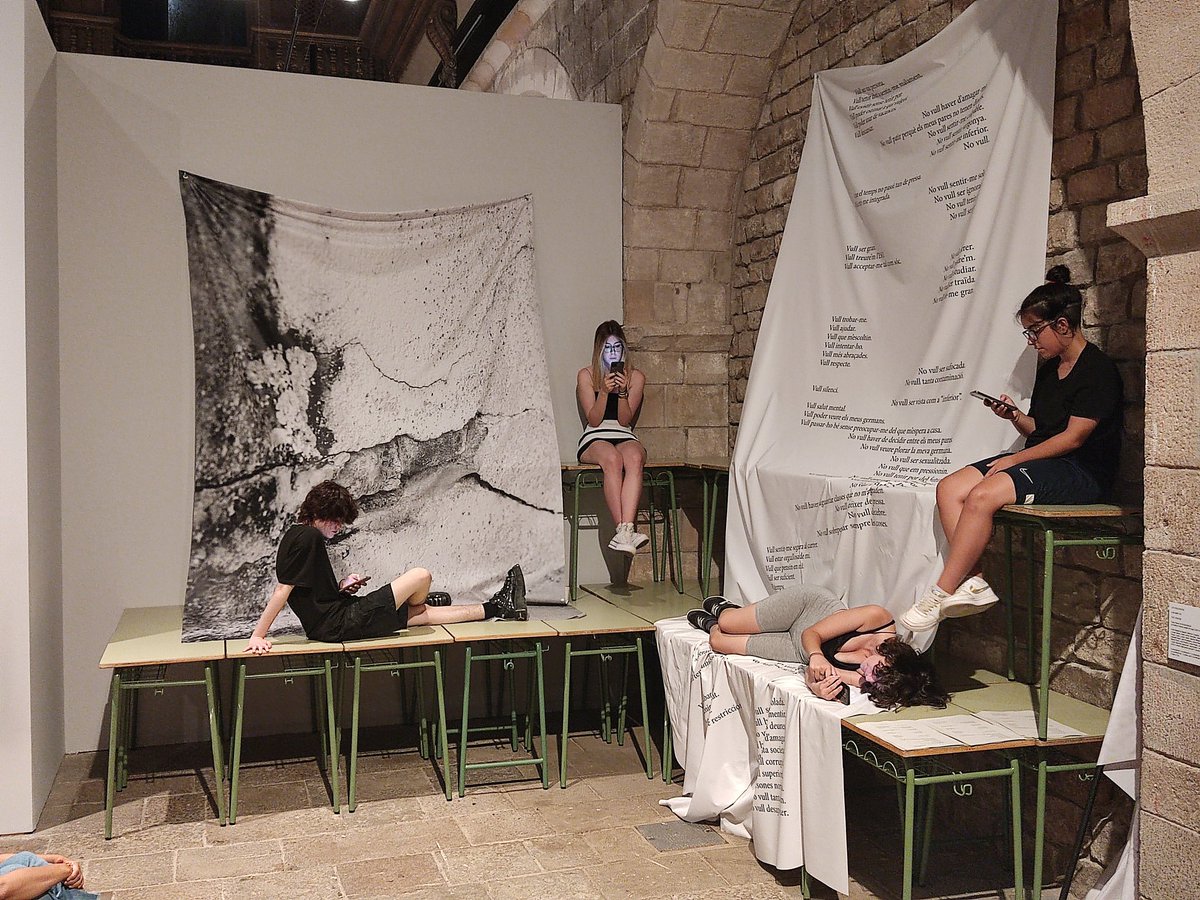 ExperimentemART's tweet photo. 13a edició d’#ENRESiDÈNCiA!
Acte de cloenda a @lacapellaBCN
#alumnes #docents #artistes #mediadors ...
i les activacions de @tanitplana i
Martí Madaula.
@bcncultura @consorciedubcn
#culturaieducaciobcn
@Bcn_CiutatVella
#Artieducacio #CulturaiEducacio
#Experimentemamblart https://t.co/Xtb2SIluVO
