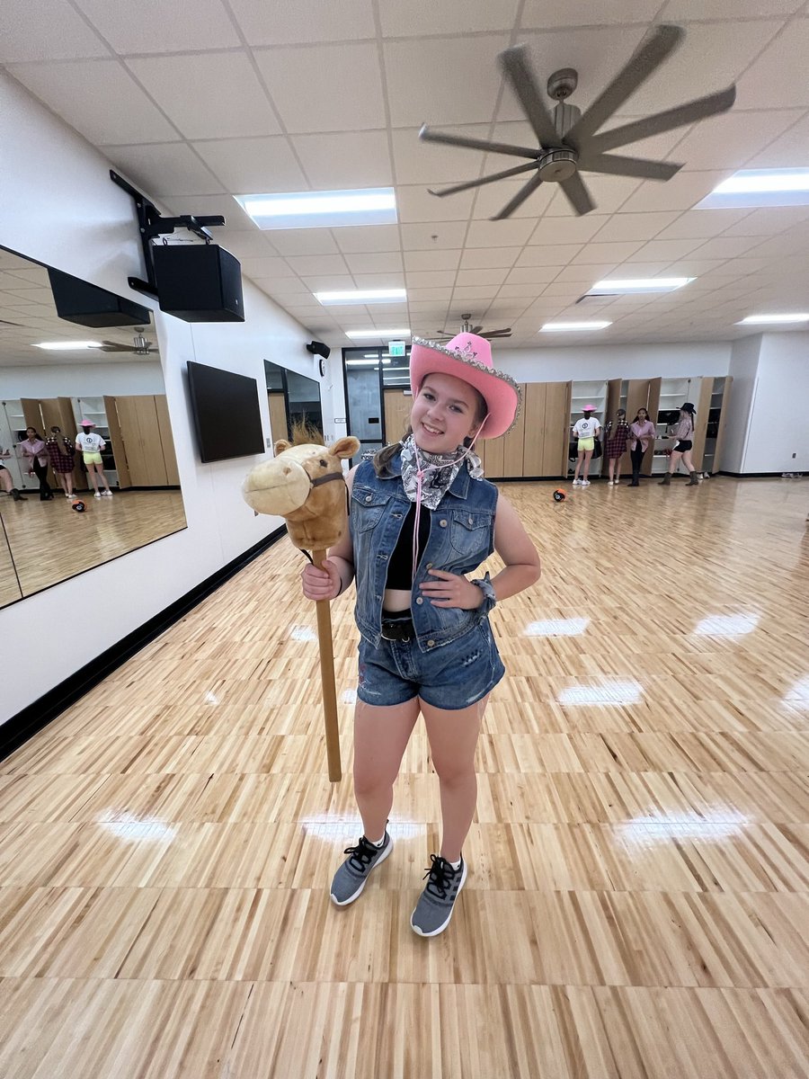 SPIRIT WEEK ⭐️
day 2: neon🦺💛💓
day 3: western🐷🐄🚜
Congrats to our winners, Elle and Emily!!