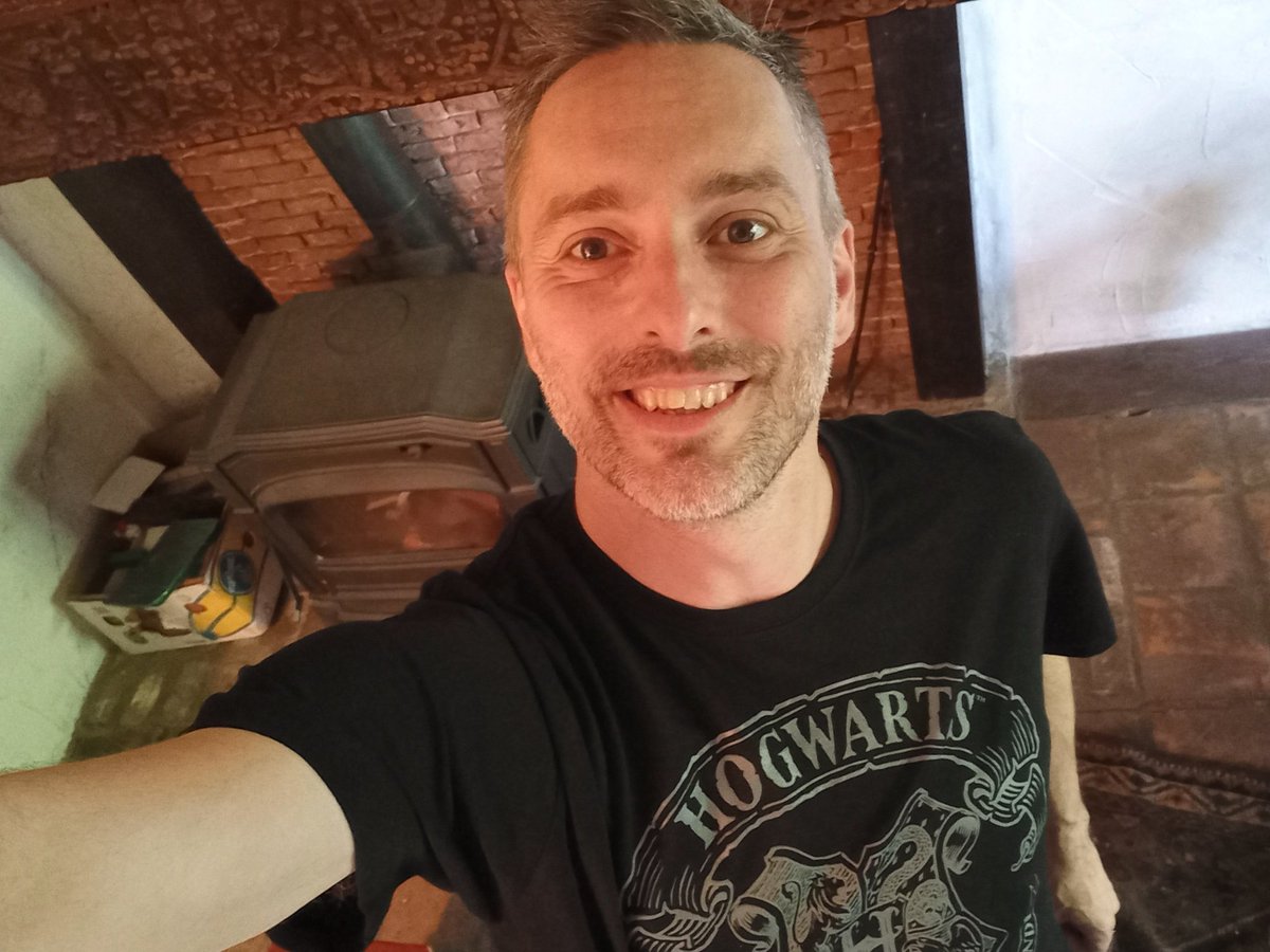 Benieuwd of het mijn dochter vanavond tijdens het #voorlezen opvalt dat ik een Zweinstein T-shirt draag. <a href="/leesknokploeg/">@leesknokploeg</a>