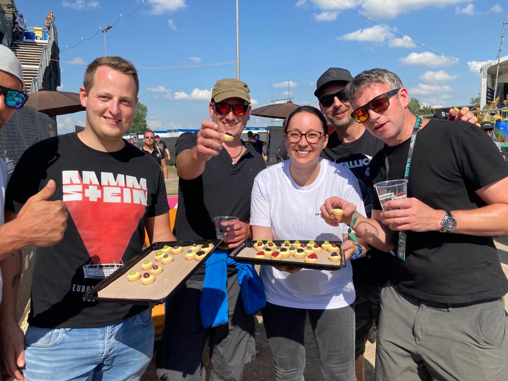sonnebeck's tweet photo. Ein #Schmankerl für alle, die heute in Frauenfeld traurig sind - wir wünschen @Metallica ganz gute Besserung! #RockOn #OutInTheGreen https://t.co/A7FtEh9btd