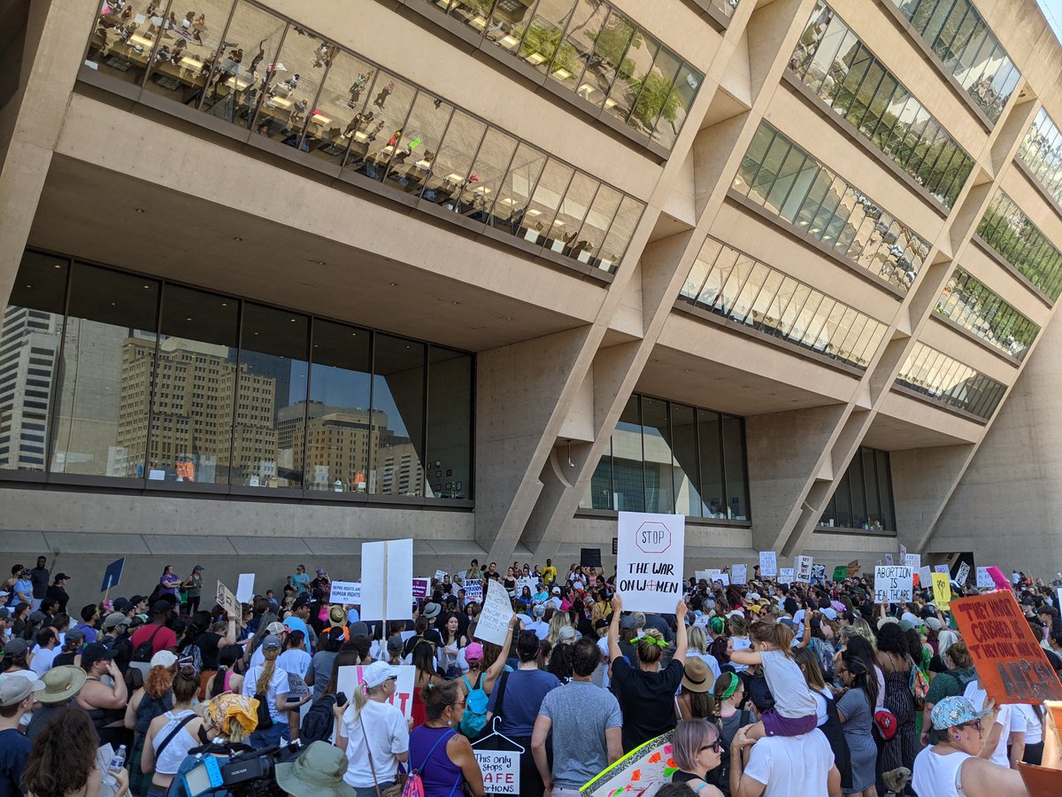 LeonstraubS's tweet photo. Dallas, USA citizens protest for reproductive rights of women today at the Dallas city hall. Share this tweet if you support them. https://t.co/6Ij38SWrep