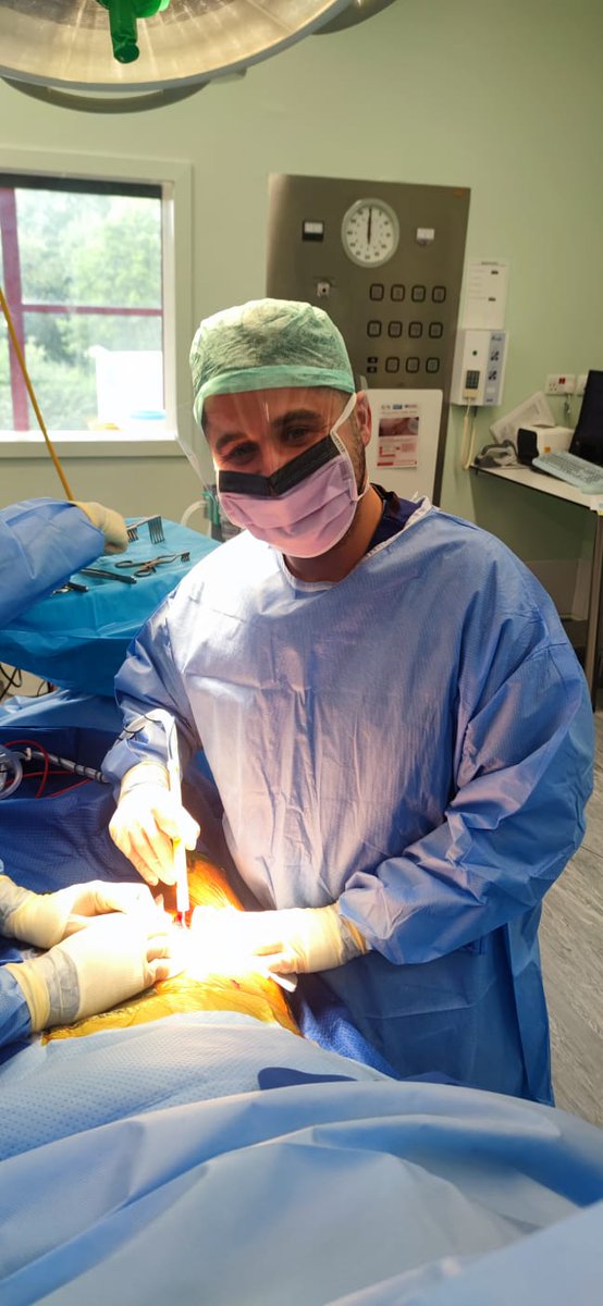 ldwijesinghe's tweet photo. This is @Tom_the_Baker who was recently our F1 @uhd_nhs. He wants to do vascular surgery. While F2 on the stroke unit he got permission from his consultant as the unit was quiet to come to theatre. So I took him through a fem endarterectomy. @RouleauxClub @VSGBI Do vasc surgery. https://t.co/hXJOg5ks8E