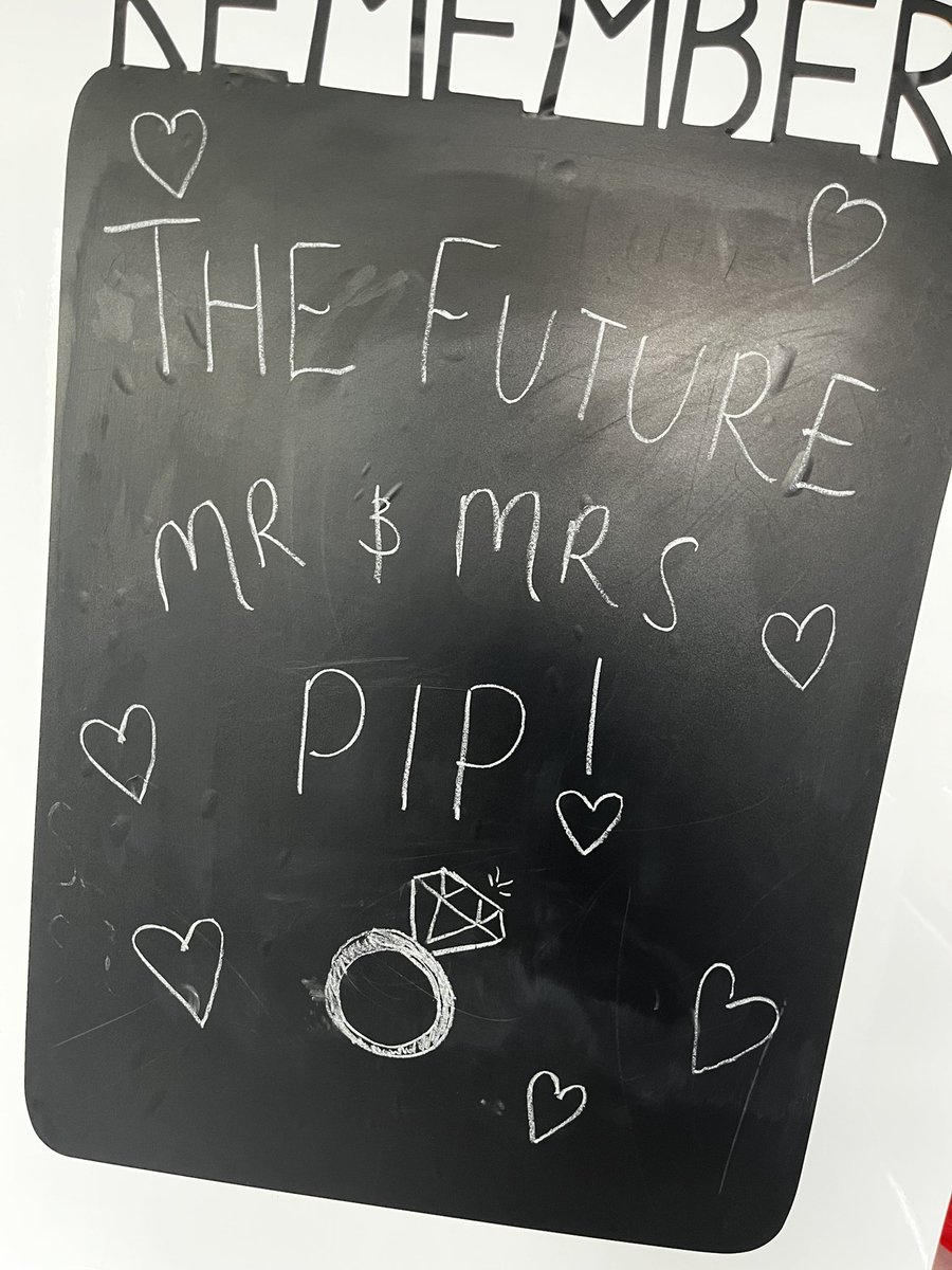 Asked <a href="/Rab_Allan/">Robbie Allan🤙</a> to decorate the house with bday balloons for Ryan &amp; he’s done that and got engagement decorations too 🥺 we have the best pals ever