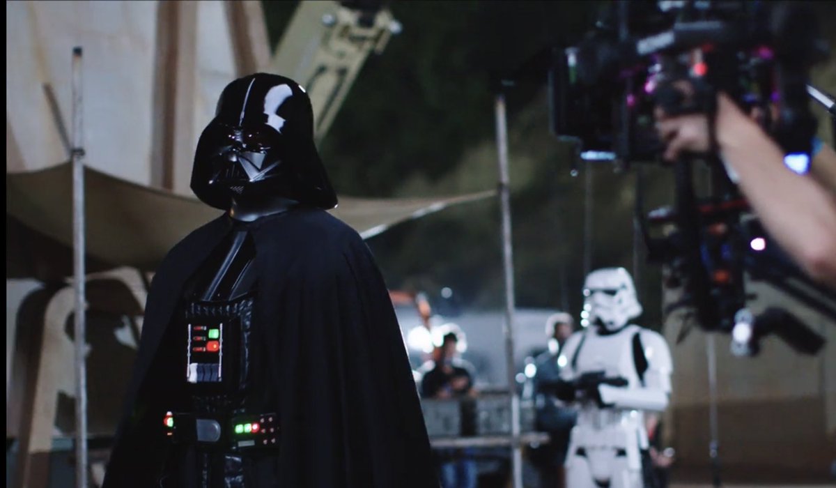 sw_holocron's tweet photo. Hayden Christensen behind the scenes of Obi-Wan Kenobi as Darth Vader #ObiWan #DarthVader https://t.co/EUFEctteyL