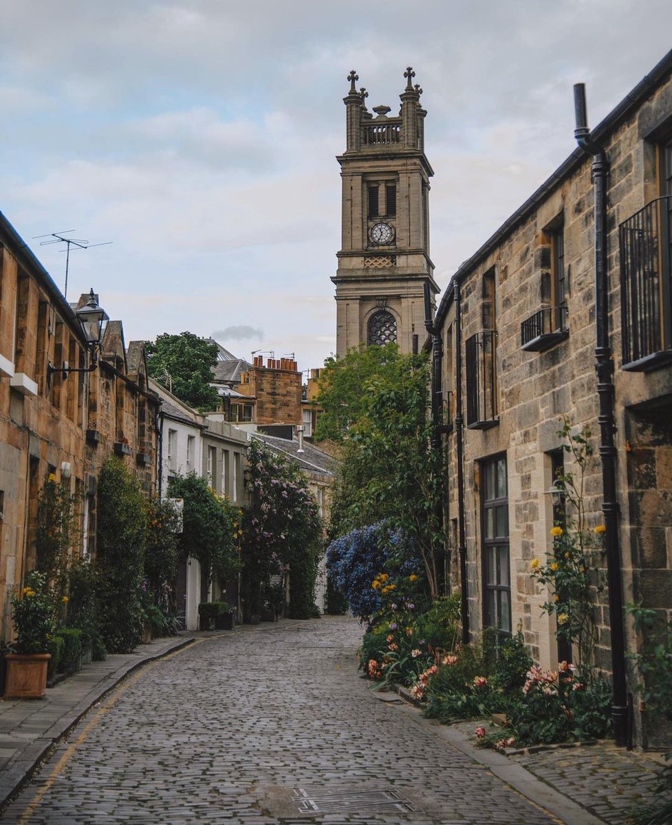 #Edinburgh streets &amp; lanes are blooming to life! 🌼🌷🌻
📍 Circus Lane
📸 IG/charmedbyedinburgh
#edinphoto #ForeverEdinburgh