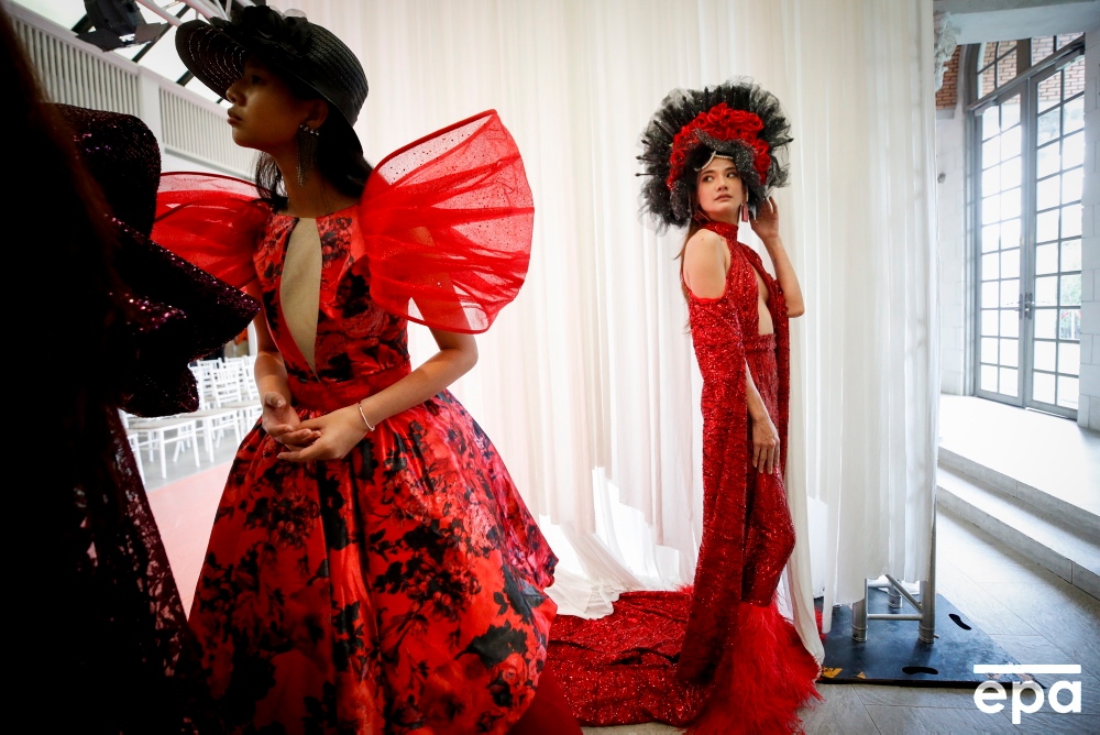 EPA_Images's tweet photo. Models present creations by Philippines designer Nicole Santos during a practice run for the Thailand Fashion Week 2022 in Bangkok, Thailand, 29 June 2022. 📷️ epa / Diego Azubel

#thailandfashionweek #tfwaw2223 #bangkok #tfw #fashionweek #epaimages https://t.co/iinYeHjDCH