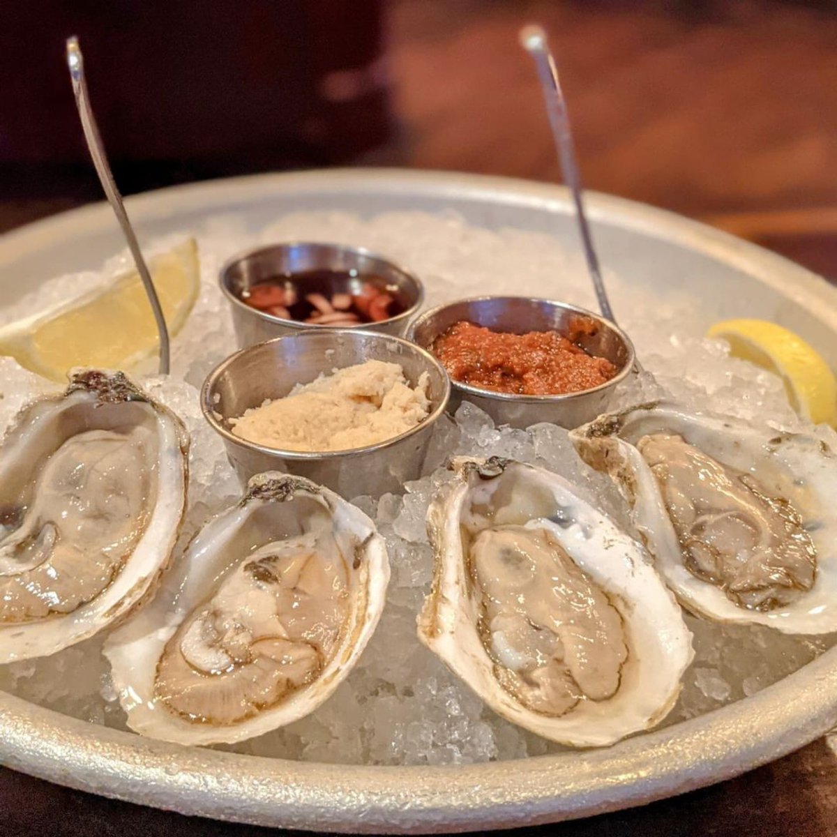 Dantannas's tweet photo. Beat the midweek blues with our Happy Hour! 🥰

Monday-Friday from 4-6pm featuring an array of bites and beverages including $2 oysters. 😉🦪

#eatdantannas #atlfoodies #atlhappyhour #atlantahappyhour #shopsaroundlenox https://t.co/lO90EGMsxh