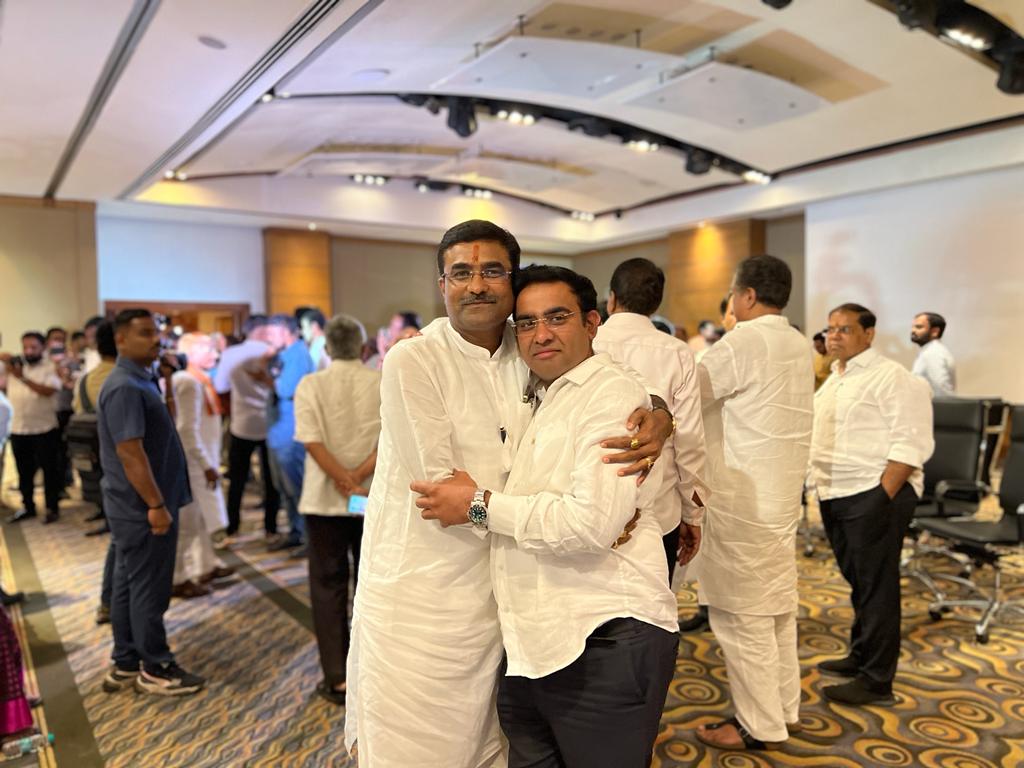 Parinayfuke's tweet photo. सर्वोच्च न्यायालयाच्या निर्णयानंतर सहकार्यांसह आनंद साजरा केला..
#SupremeCourt #Supremeorder #सर्वोच्चनिर्णय https://t.co/C7ko4FOTXJ