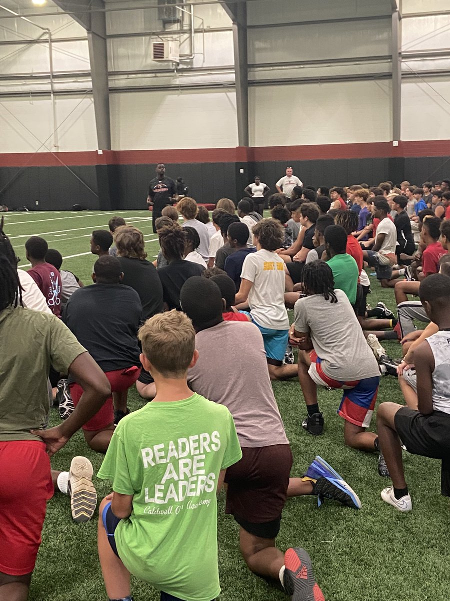 TylerLegacyFB's tweet photo. @JabaraWilliams delivering the High Level today. Love pouring into these young athletes! #ChristmasinJune #TEAM22๐บ #Oppurunity https://t.co/l4MTOmaUJP