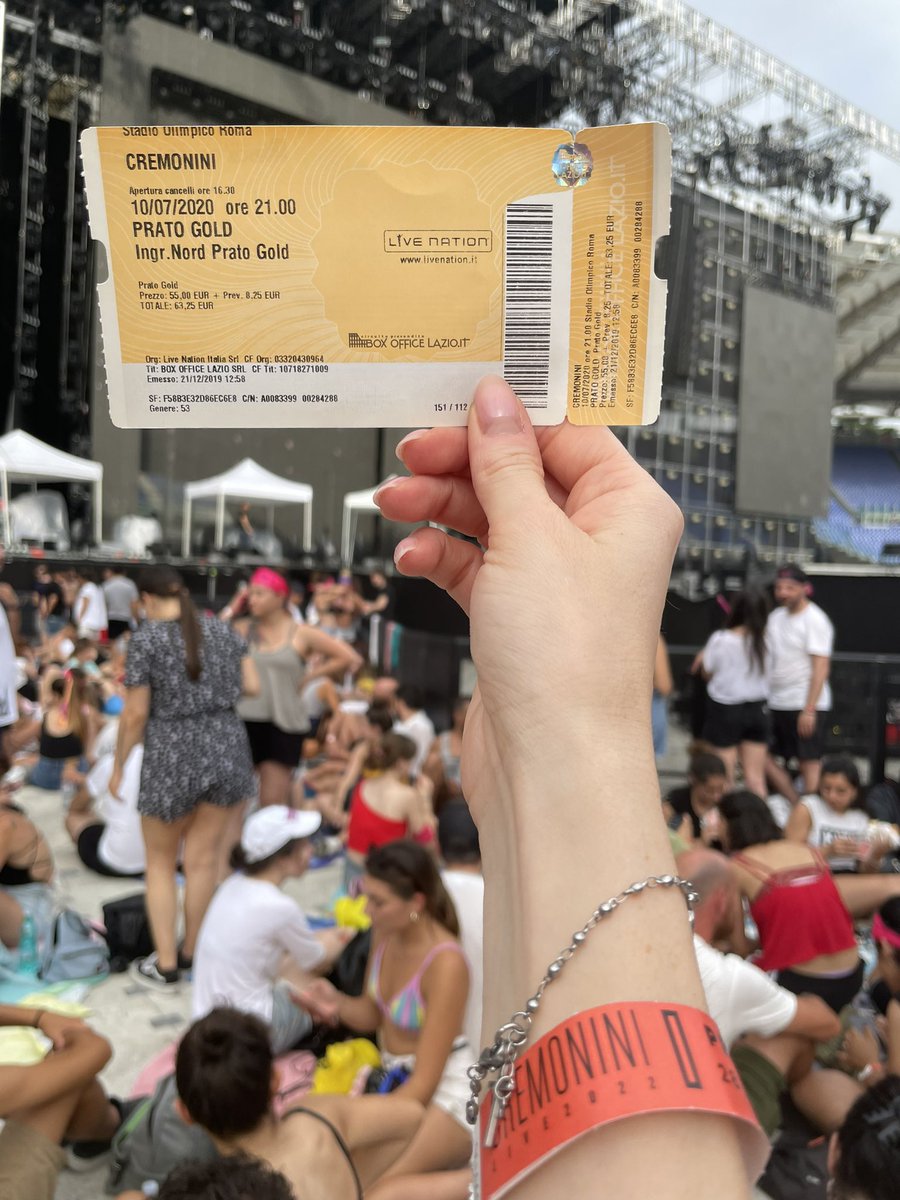 pataneve's tweet photo. L’attesa,
L’aspettarti,
Che gran gioia 
Grazie CE 🌈✨❤️‍🔥
@CremoniniCesare @LiveNationIT 
#CremoniniStadi2022 #cesarecremonini #Roma #Olimpico https://t.co/HlaQ5cXMh8