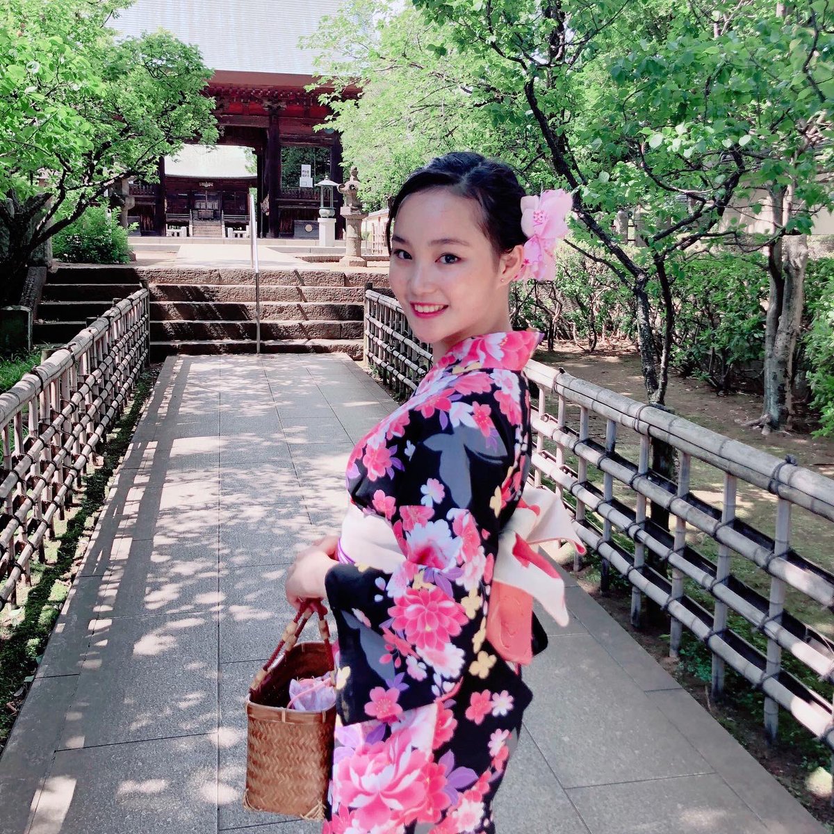 petitmiu1's tweet photo. 今年一番の夏も🌻浴衣でお散歩🎐
浴衣の着付けとヘアメイク、今は全部お母さんだけど…
いつの日か自分で着付けられるよう、
毎年浴衣を着てお勉強✌︎('ω'✌︎ ) https://t.co/8o01jJW5tU