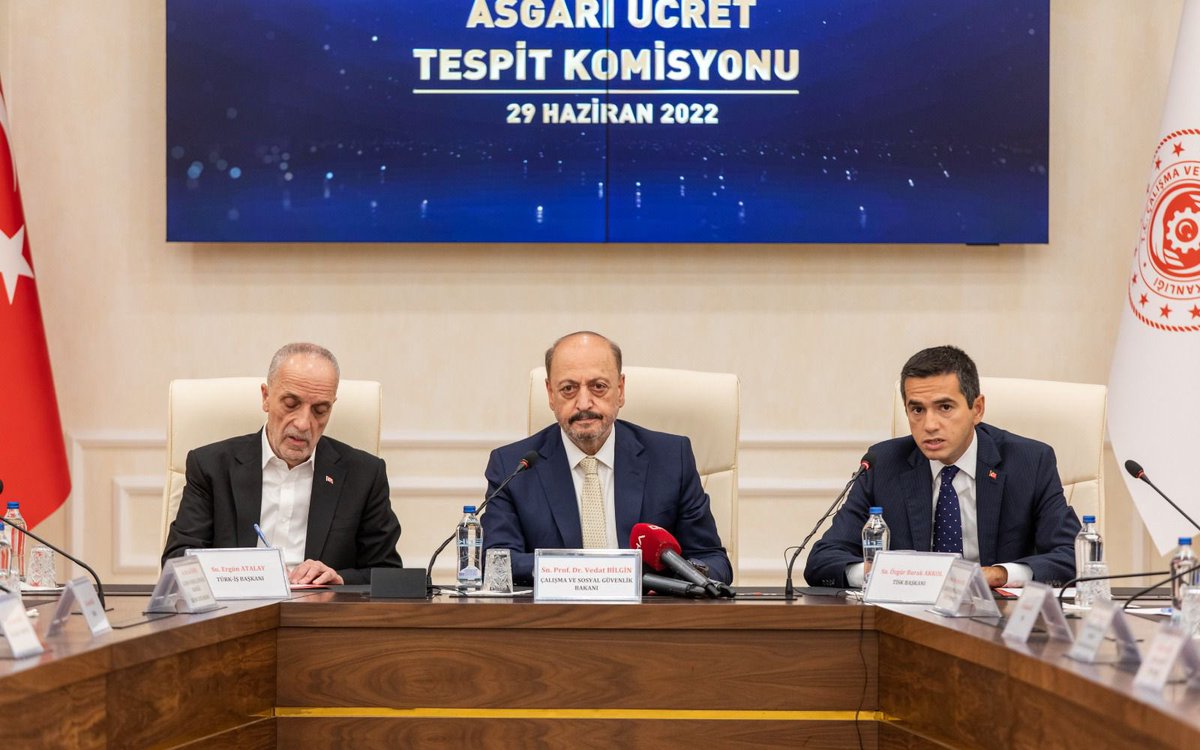 vedatbilgn's tweet photo. İşçi ve işveren temsilcilerimizle bir araya geldiğimiz Asgari Ücret Tespit Komisyonu toplantımızı gerçekleştirdik. Üreterek büyümeye devam eden güçlü Türkiye’nin emektarı işçilerimizi enflasyonun negatif etkisinden koruyacak düzenlemeleri hayata geçireceğiz. https://t.co/Nk1zBMKF7x
