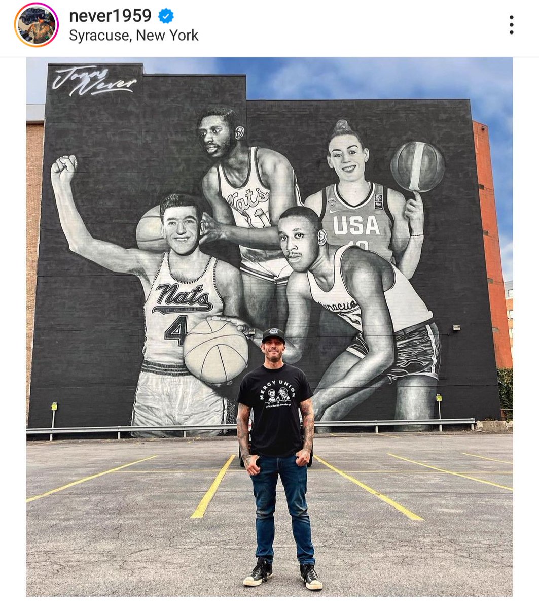 Check out the Syracuse Chiefs cap on the famous LA artist who completed Syracuse's new basketball mural. #ChiefsForever https://t.co/vUB00rclZe
