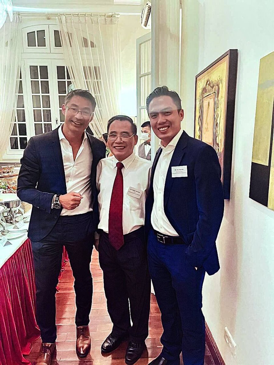 huny_nomion's tweet photo. Honored to greet former #Germany Vice Chancellor @philipproesler and discussed the great potential and opportunities for #Vietnam #blockchain #technology #crypto #investment @VietnamVBA https://t.co/jBuL63uhPE