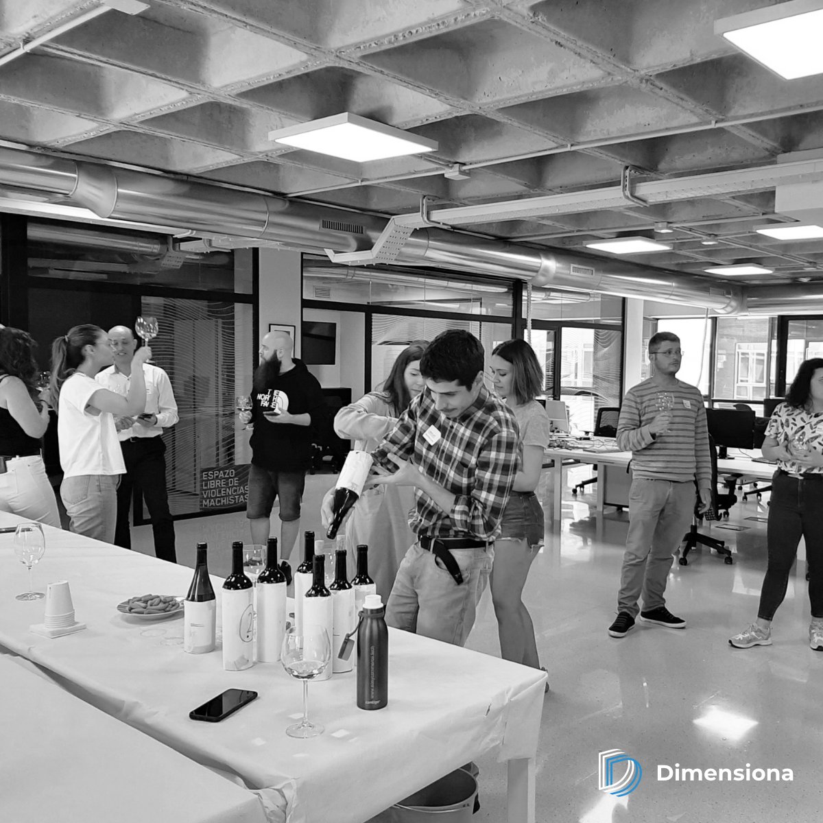 DimensionaCT's tweet photo. El otro día estuvimos en la oficina realizando una cata lúdica con nuestra aplicación #CATAPP, no hay mejor testeo que en compañía de un buen vino y de l@s compañer@s! 🍷👏🏻😊
#aplicación #reunión #equipo #testeo #catas #vino #DimensionaCT https://t.co/oSUPLrRZZ6