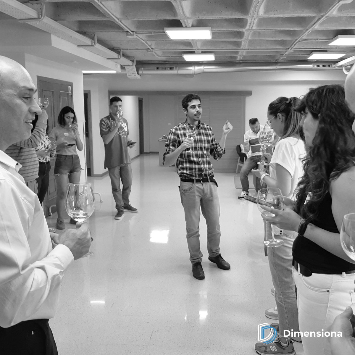 DimensionaCT's tweet photo. El otro día estuvimos en la oficina realizando una cata lúdica con nuestra aplicación #CATAPP, no hay mejor testeo que en compañía de un buen vino y de l@s compañer@s! 🍷👏🏻😊
#aplicación #reunión #equipo #testeo #catas #vino #DimensionaCT https://t.co/oSUPLrRZZ6