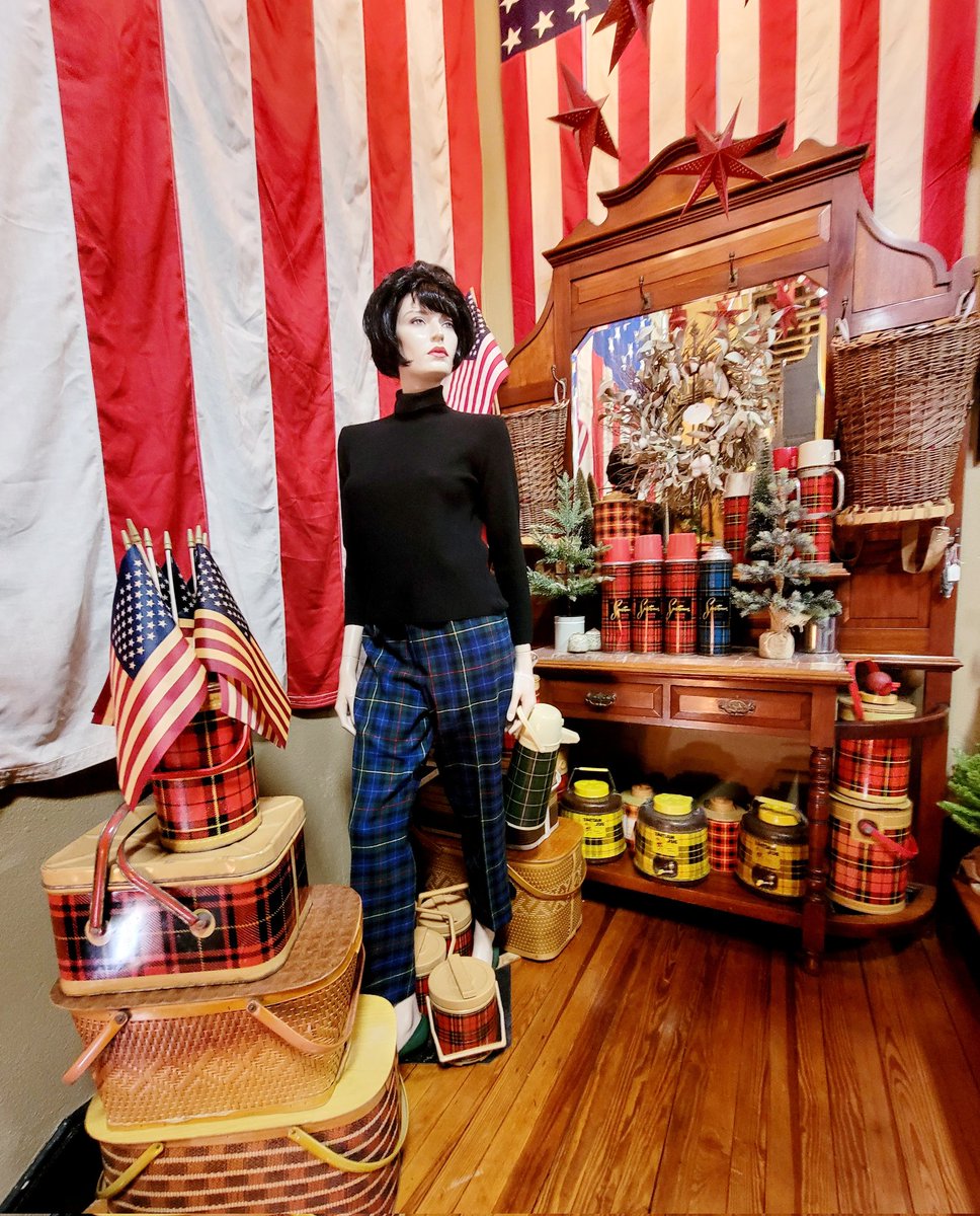 MadisonAntiques's tweet photo. Oh Say Can You See?! 🇺🇸
Madison Antiques Market &amp; Interiors
Madison, FL ~ Open Wed-Sat 10am-5pm 

#ohsaycanyousee #antiqueshop #madisonfl https://t.co/7HW457LI6Y