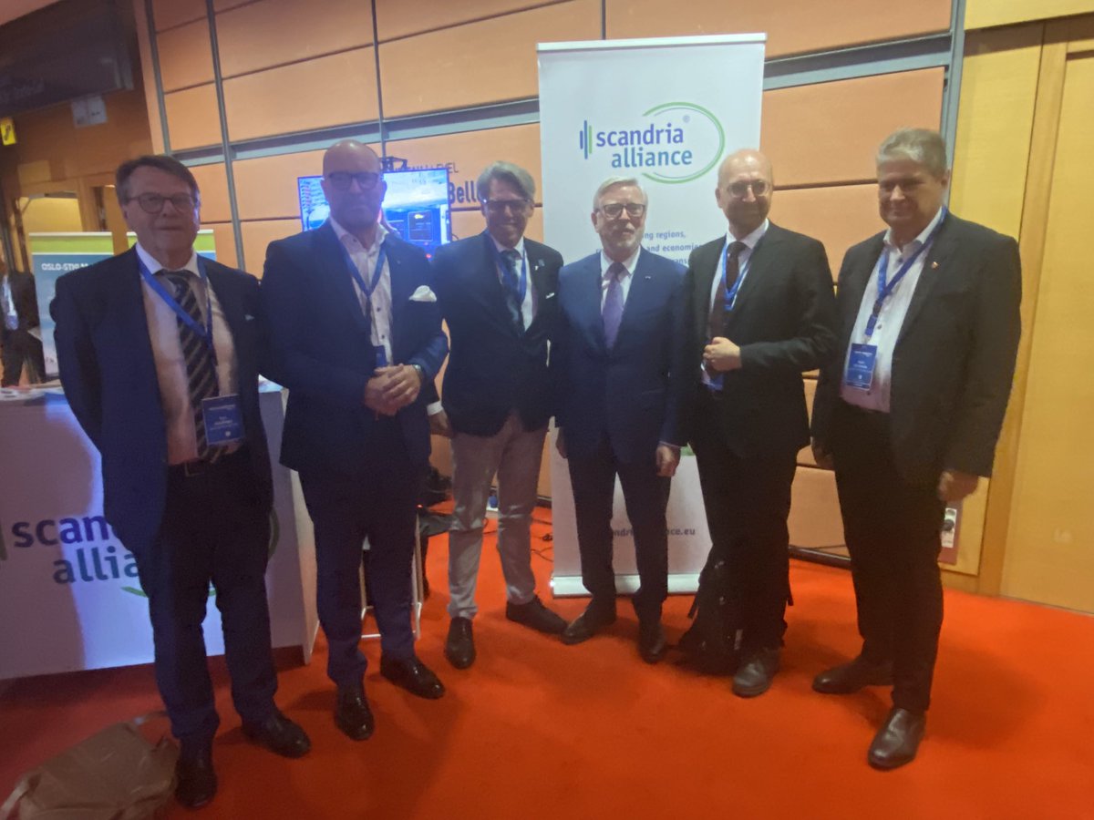 ScandriaAll's tweet photo. Great discussions taking place at the #ScandriaAlliance stand at the #ConnectingEurope Days today! Coordinator Pat Cox discussed with politicians of our member cities and regions how to expand the cooperation of cities and regions along the #ScanMed corridor. https://t.co/0vA0jNVxhh
