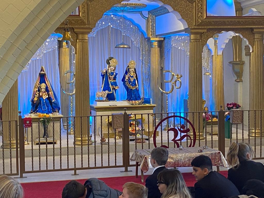 LadybridgeHigh's tweet photo. Year 7 visiting Veda Mandir Temple #PersonalDevelopmentDay #LadybridgeLearners #personaldevelopment #PSHE https://t.co/hzy1qXVv4Q