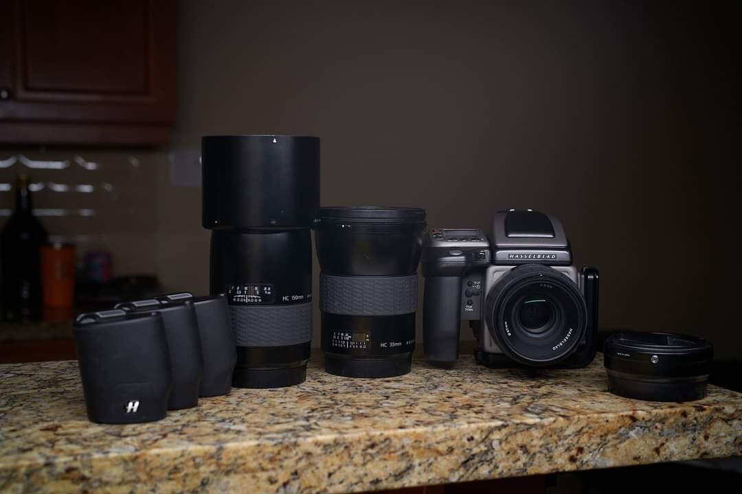 RyanHK_'s tweet photo. I'm unloading my H4D-50 kit 

Good condition medium format digital set up.
H4D body
50mp back
HV90X prism viewfinder
35mm f/3.5
80mm f/2.8
150mm f/3.2
26mm Extension Tube
4x H series batteries and charger
4x 64gb Lexar Pro 1066x cards
90deg Arca Swiss style bracket
$8000 https://t.co/oKM7tEht1b