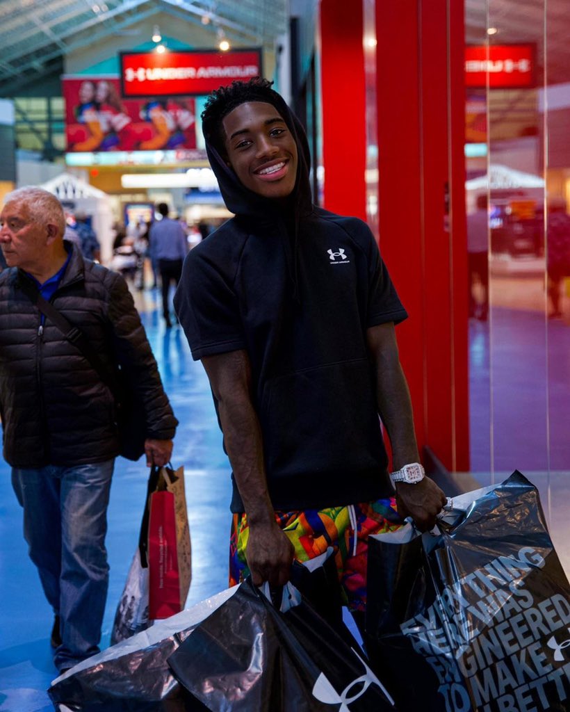 Rappers_Outfits's tweet image. 2Rare outfit 🥶

Go: whatsonthestar.com/outfit/2rare-2…

#2rare #style #drip #rap #whatsonthestar