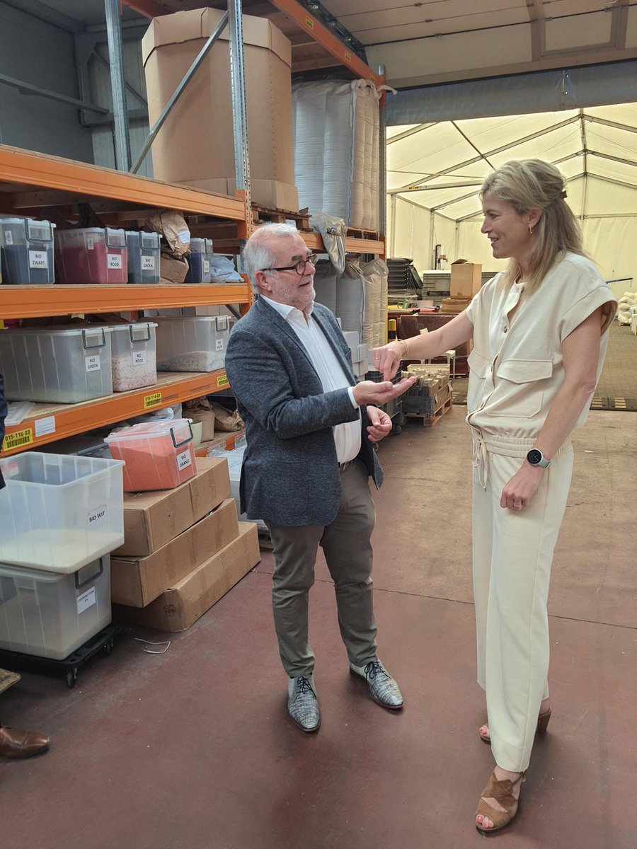 astrid_vanbever's tweet photo. Minister van Binnenlandse Zaken @AnneliesVl kwam vandaag een kijkje nemen achter de schermen bij Orakel in Retie. Een bedrijfsbezoek met als focus: duurzaamheid. In 2021 overhandigde de minsister🌱 de Prijs Duurzaam ondernemen 🌱 van @Voka_MeKe aan Orakel. Een inspirerend bezoek! https://t.co/FaxFpF3OwR